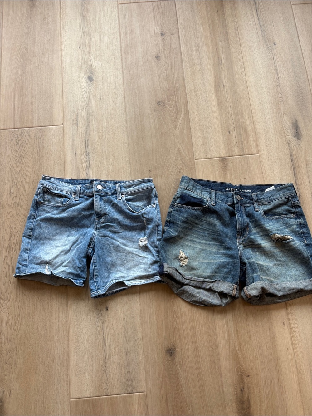 💙2 pairs of women’s size 4 jean shorts💙